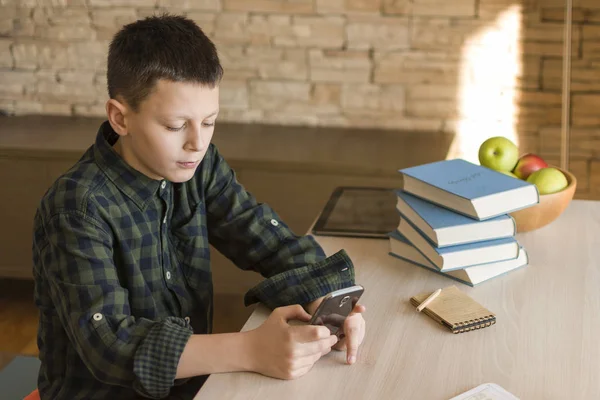 Young Boy Usando un teléfono inteligente para navegar por Internet. Tecnología Estilo de vida . — Foto de Stock