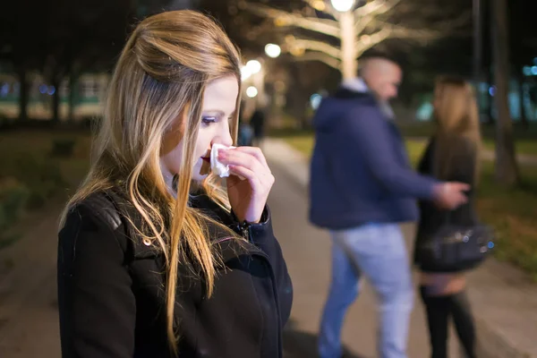 Gece ağlayan genç kadın. İhanet ve aldatma concep