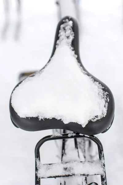 Bicicleta cubierta de nieve fresca. Detalle de la bicicleta estacionada cubierta con nieve de invierno. El fin de la temporada de ciclismo . —  Fotos de Stock