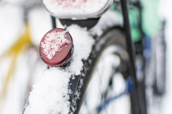 Kolo s čerstvým sněhem. Detail zaparkovaných kol zima sněhem. Konec cyklistické sezóny. — Stock fotografie