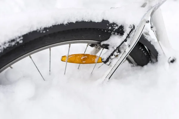 Велосипед покрыт свежим снегом. Припаркованный велосипед, покрытый зимним снегом. Конец велосипедного сезона . — стоковое фото