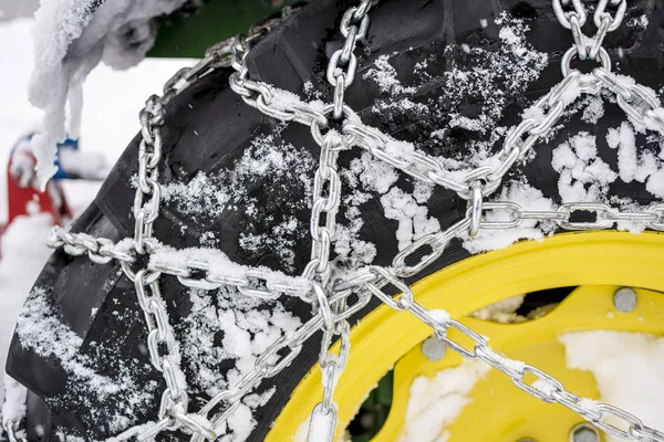 Pneumatico con catene da neve montate nella giornata invernale innevata — Foto Stock