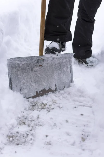 Schneeräumung mit einer Schaufel im Schneefall — Stockfoto