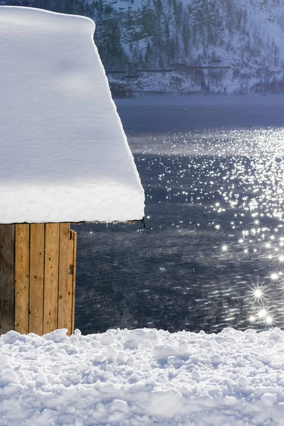 Old Wooden Snow Boathouse coberto em Mountain Lake. Paisagem de Inverno . — Fotografia de Stock