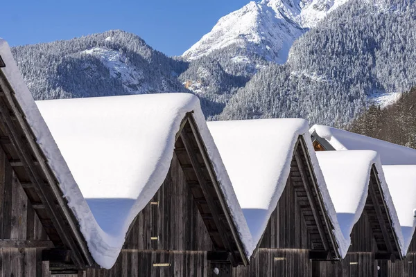 Techos de casa de madera de montaña cubiertos de nieve. Paisaje de invierno de Zig jalá . —  Fotos de Stock