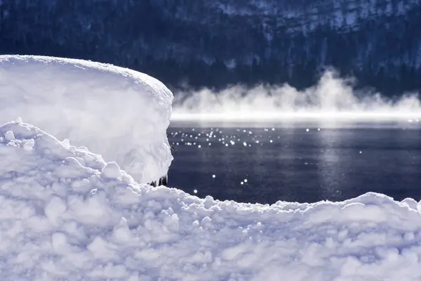 아침 안개 눈 산 호수에 적용 해. 겨울 풍경. — 스톡 사진