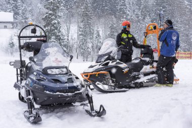 Altaussee, Avusturya - 11 Ocak 2017: Dağ yardım kurtarma devriye kar kayak kış sezonu ile