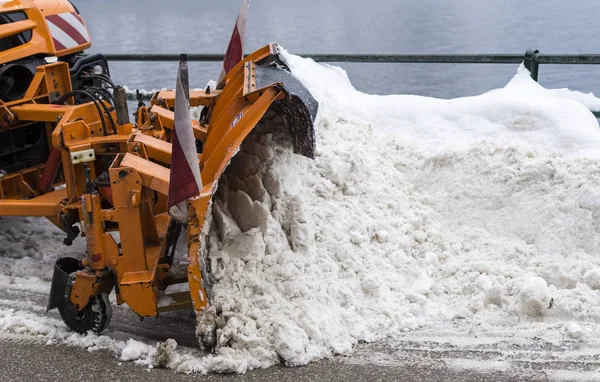 Грузовик со снегоочистительной дорогой, убирая снег с дороги после зимней метели — стоковое фото