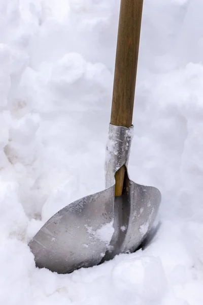 Лопата для снега в снегу. Уборка снега зимой . — стоковое фото