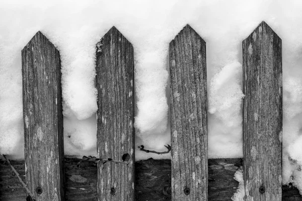 Cerca de madera rural vieja cubierta con nieve de invierno —  Fotos de Stock