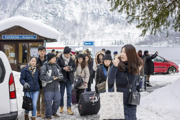 Hallstatt, Avusturya - 09 Ocak 2017: Çinli turist arasında dağ gölü tekne - deniz otobüsü için Hallstatt gelen bağlantı noktası grup