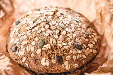 Parşömen kağıdında tam tahıllı geleneksel çavdar ekmeği