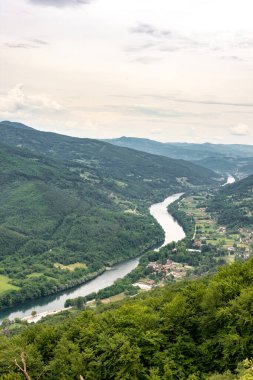 Tara Ulusal Parkı Vadisindeki Drina Nehri