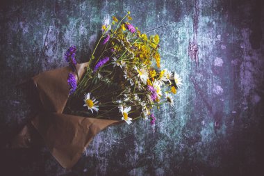 Kırsal Arkaplanda Vahşi Çiçekler Buketi