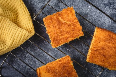 Mısır Ekmek Kareleri Koyu Kırsal Arkaplanda Dilimler