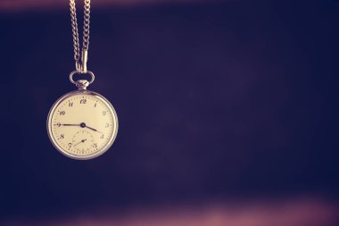 Zaman geçiyor kavramı. Eski cep saati. Zamanımız ve aciliyetimiz tükeniyor.