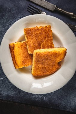 Mısır Ekmek Kareleri Koyu Mavi Arkaplanda Beyaz Tabakta Dilimler