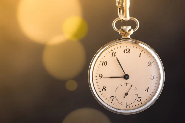 Rustik Pocket Watch. Tidsfristen börjar rinna ut. Begreppet tidsfördriv. — Stockfoto