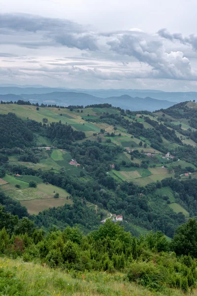 Paisaje de montaña y pradera verde con cielo nublado azul —  Fotos de Stock