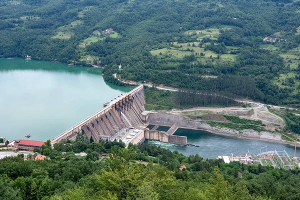 Perucac künstlicher See und großer Staudamm. Wasserkraftwerk. Stockbild