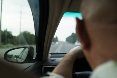 sürücü araba kullanıyor