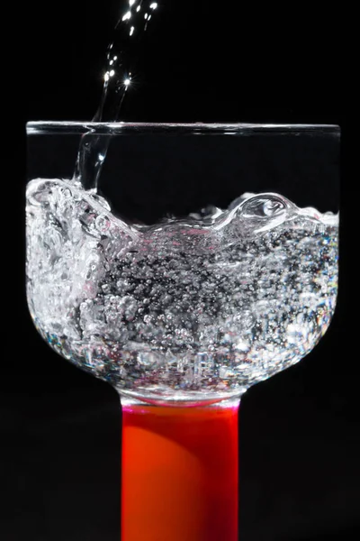 Acqua frizzante pura in un bicchiere — Foto Stock