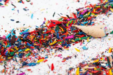 Renkli kalemler üzerinden küçük talaşı