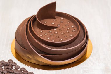 Nokta masanın üzerinde buzlanma ile pasta