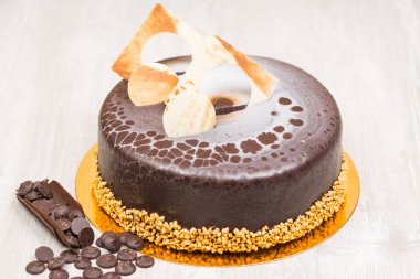 Masanın üzerine çikolata sır kek