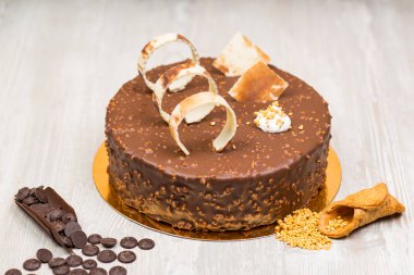 Fındıklı çikolata kek bisküvi ve masanın üzerine fındık