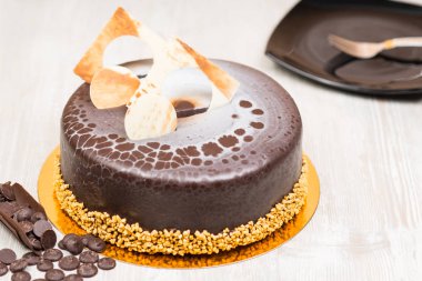 Tablo üzerinde plaka ile çikolata sır kek