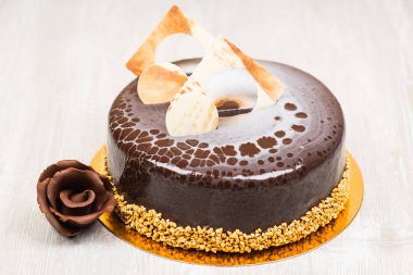 Çikolatalı kek ve çikolata çiçek masada