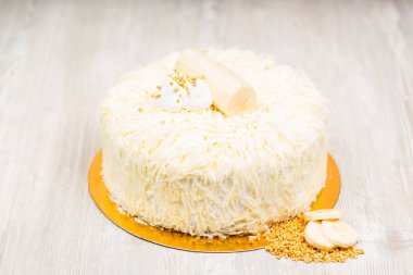 Pasta ve masada muz dilimleri