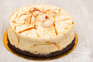 Masanın üzerine karamel ile pasta