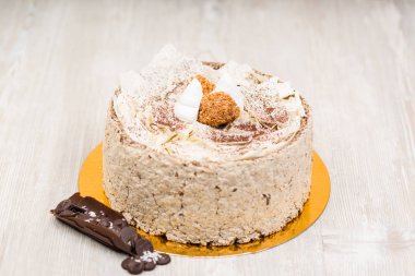 Masanın üzerine sünger çikolatalı kek