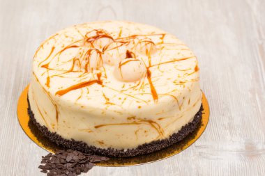 Karamel ve çikolata masada pastayla