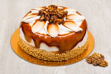 Masanın üzerine ceviz sır kek