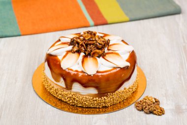 Ceviz pasta ve masanın üzerine havlu