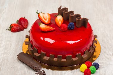 Meyveli kek çikolata ve çilek tablo ile