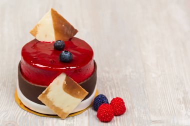 Çilek ve böğürtlen masada pastayla