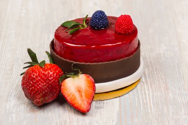 Çikolata sır berry pasta ve çilek beyaz masada