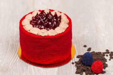Kırmızı pasta ve çikolata masada