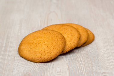 Masanın üzerinde yuvarlak kurabiye