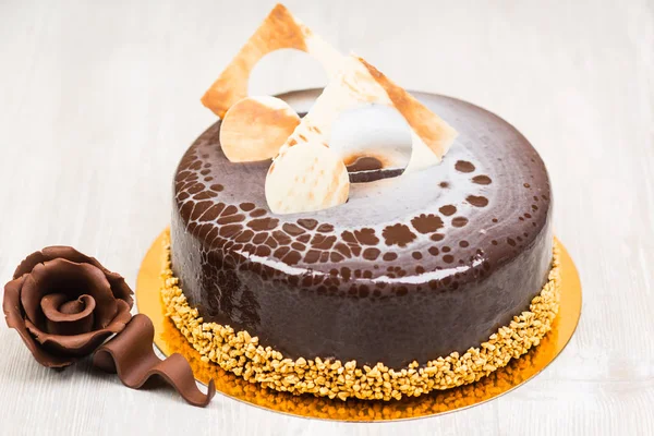 Sır pasta ve çikolata gül masada