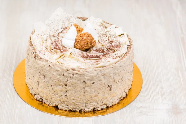 Masanın üzerine sünger kek