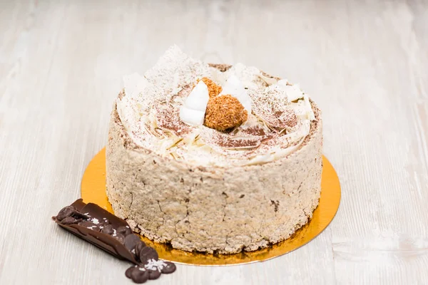 Masanın üzerine sünger çikolatalı kek