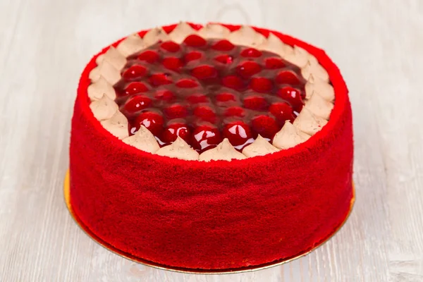 The strawberry cake on the table — Stock Photo, Image