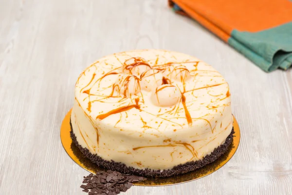 Karamelli pasta ve masanın üzerine havlu