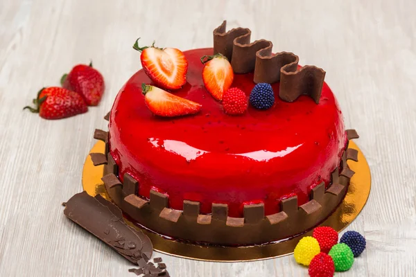 Meyveli kek çikolata ve çilek tablo ile