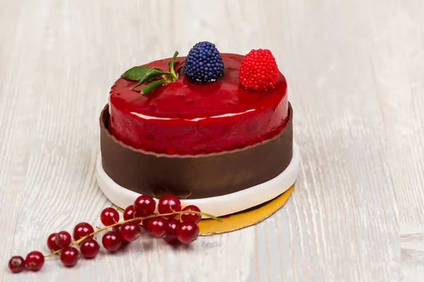 Sır pasta ve masanın üzerinde blackberry